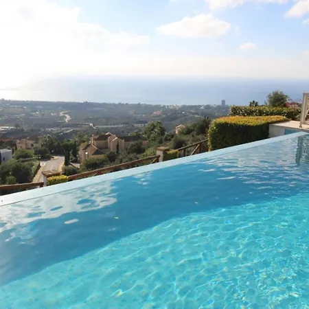 5 Bedrooms And Private Pool In