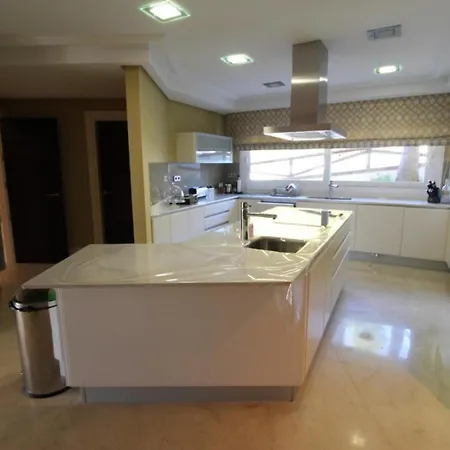5 Bedrooms And Private Pool In *