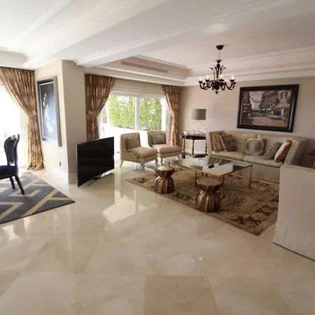 5 Bedrooms And Private Pool In *