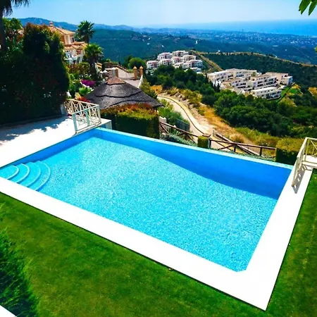 5 Bedrooms And Private Pool In Holiday home Marbella